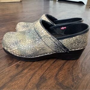 Sanita Size 36 Reptile Embossed Blue Green Clogs